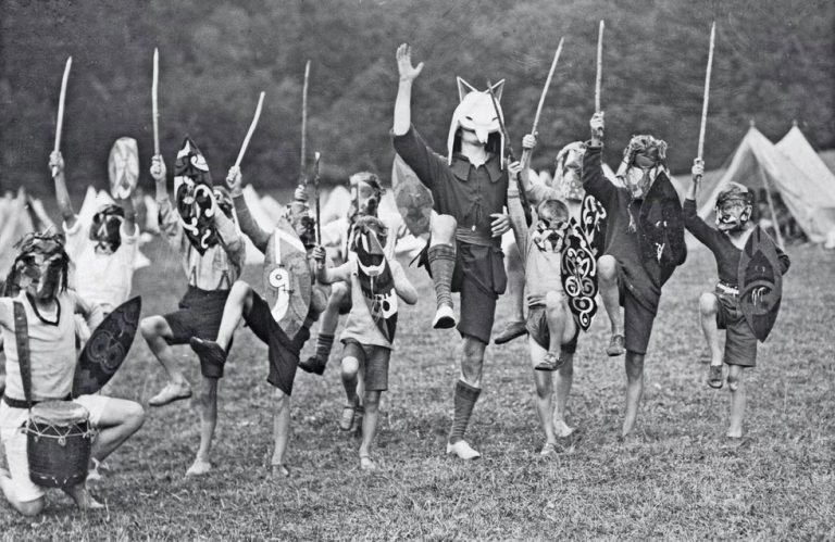 El fundador de Kibbo Kift, John Hargrave, en el centro, con su disfraz de White Fox Spirit Chief, con niños en el campo de entrenamiento tribal de Dexter Farm, 1928. Fotografía: Angus McBean/Stanley Dixon Collection/Donlon Books